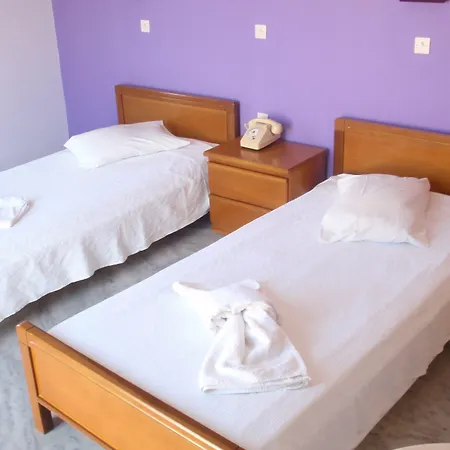 Smaragdi 2* Finikas (Syros)